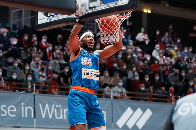 04.03.2022, s.Oliver Wuerzburg vs. ratiopharm Ulm, easyCredit BBL, 23. Spieltag, GER, Wuerzburg, tectake-Arena, Im Bild: Jaron Blossomgame (ratiopharm ulm) mit dem Alley-Oop-Dunking Copyright: HMBxMedia xJulienxBecker