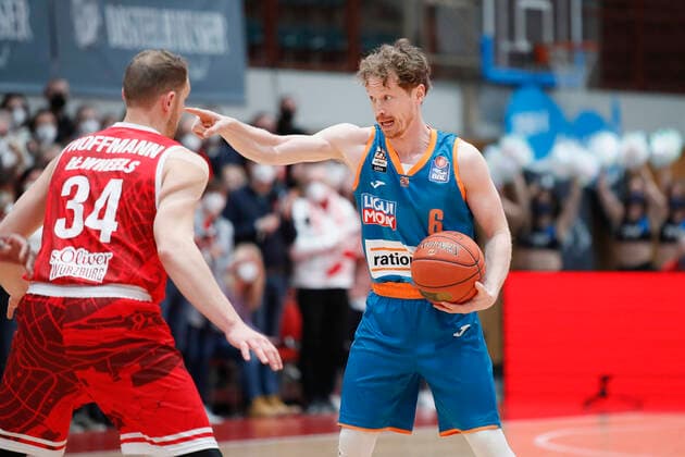04.03.2022, s.Oliver Wuerzburg vs. ratiopharm Ulm, easyCredit BBL, 23. Spieltag, GER, Wuerzburg, tectake-Arena, Im Bild: Per Guenther (ratiopharm ulm) gibt seinen Mitspielern Anweisungen Copyright: HMBxMedia xJulienxBecker