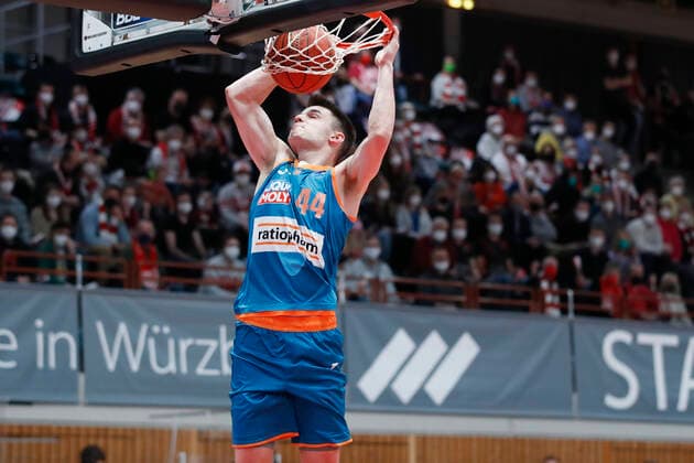 04.03.2022, s.Oliver Wuerzburg vs. ratiopharm Ulm, easyCredit BBL, 23. Spieltag, GER, Wuerzburg, tectake-Arena, Im Bild: Fedor Zugic (ratiopharm ulm) mit dem Dunking Copyright: HMBxMedia xJulienxBecker
