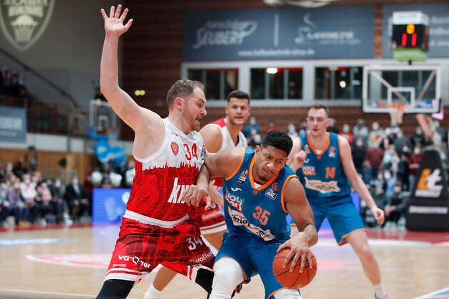 04.03.2022, s.Oliver Wuerzburg vs. ratiopharm Ulm, easyCredit BBL, 23. Spieltag, GER, Wuerzburg, tectake-Arena, Im Bild: v.li. Felix Hoffmann (s.Oliver Wuerzburg) gegen Karim Jallow (ratiopharm ulm) Copyright: HMBxMedia xJulienxBecker