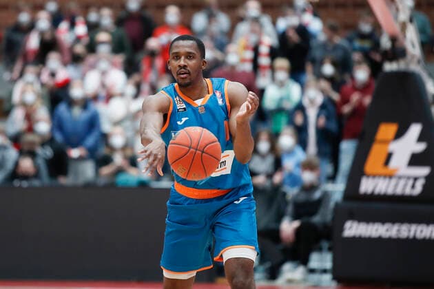 04.03.2022, s.Oliver Wuerzburg vs. ratiopharm Ulm, easyCredit BBL, 23. Spieltag, GER, Wuerzburg, tectake-Arena, Im Bild: Semaj Christon (ratiopharm ulm) mit dem Pass Copyright: HMBxMedia xJulienxBecker