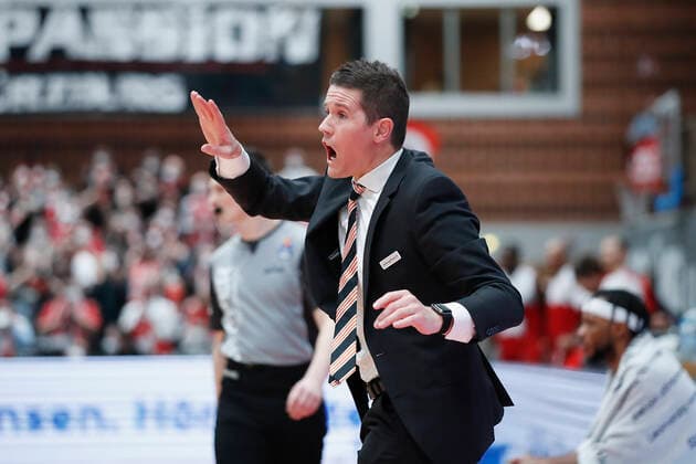 04.03.2022, s.Oliver Wuerzburg vs. ratiopharm Ulm, easyCredit BBL, 23. Spieltag, GER, Wuerzburg, tectake-Arena, Im Bild: Head Coach Jaka Lakovic (ratiopharm ulm) gibt seinen Spielern Anweisungen Copyright: HMBxMedia xJulienxBecker