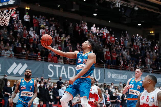04.03.2022, s.Oliver Wuerzburg vs. ratiopharm Ulm, easyCredit BBL, 23. Spieltag, GER, Wuerzburg, tectake-Arena, Im Bild: v.li. Sindarius Thornwell (ratiopharm ulm), Karim Jallow (ratiopharm ulm), William Buford (s.Oliver Wuerzburg) und Philipp Herkenhoff (ratiopharm ulm) Copyright: HMBxMedia xJulienxBecker