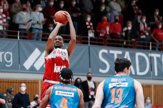 04.03.2022, s.Oliver Wuerzburg vs. ratiopharm Ulm, easyCredit BBL, 23. Spieltag, GER, Wuerzburg, tectake-Arena, Im Bild: William Buford (s.Oliver Wuerzburg) mit dem Korbwurf Copyright: HMBxMedia xJulienxBecker