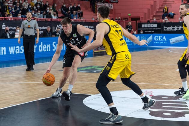 Jonathan Maier (Nuernberg Falcons, 13) Ryan Mikesell (Tigers Tuebingen, 33) Tigers Tuebingen vs. Nuernberg Falcons, 2. Basketball Bundesliga, Pro A, Barmer 2 Basketball, 27. Spieltag , Spielzeit 2021 2022, 04.03.2022 Tigers Tuebingen vs. Nuernberg Falcons, 2. Basketball Bundesliga, Pro A, Barmer 2 Basketball, 27. Spieltag , Spielzeit 2021 2022, 04.03.2022 Tuebingen Copyright: xNinaxSanderx xEibnerxPressefotox EP_NSR