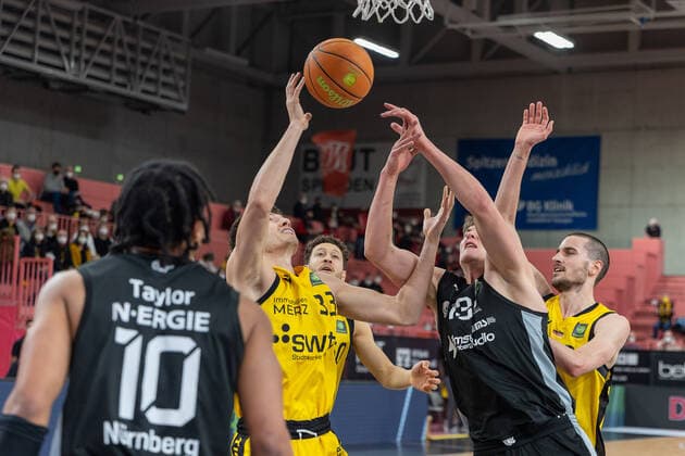 Ryan Mikesell (Tigers Tuebingen, 33) Jonathan Maier (Nuernberg Falcons, 13) Tigers Tuebingen vs. Nuernberg Falcons, 2. Basketball Bundesliga, Pro A, Barmer 2 Basketball, 27. Spieltag , Spielzeit 2021 2022, 04.03.2022 Tigers Tuebingen vs. Nuernberg Falcons, 2. Basketball Bundesliga, Pro A, Barmer 2 Basketball, 27. Spieltag , Spielzeit 2021 2022, 04.03.2022 Tuebingen Copyright: xNinaxSanderx xEibnerxPressefotox EP_NSR
