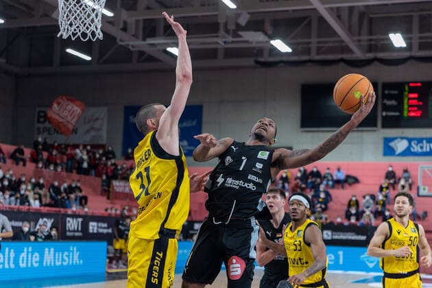 Daniel Keppeler (Tigers Tuebingen, 31) Dupree MC Brayer (Nuernberg Falcons, 01) Tigers Tuebingen vs. Nuernberg Falcons, 2. Basketball Bundesliga, Pro A, Barmer 2 Basketball, 27. Spieltag , Spielzeit 2021 2022, 04.03.2022 Tigers Tuebingen vs. Nuernberg Falcons, 2. Basketball Bundesliga, Pro A, Barmer 2 Basketball, 27. Spieltag , Spielzeit 2021 2022, 04.03.2022 Tuebingen Copyright: xNinaxSanderx xEibnerxPressefotox EP_NSR