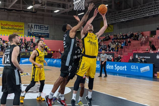 Josh Price (Nuernberg Falcons, 09) Daniel Keppeler (Tigers Tuebingen, 31) Tigers Tuebingen vs. Nuernberg Falcons, 2. Basketball Bundesliga, Pro A, Barmer 2 Basketball, 27. Spieltag , Spielzeit 2021 2022, 04.03.2022 Tigers Tuebingen vs. Nuernberg Falcons, 2. Basketball Bundesliga, Pro A, Barmer 2 Basketball, 27. Spieltag , Spielzeit 2021 2022, 04.03.2022 Tuebingen Copyright: xNinaxSanderx xEibnerxPressefotox EP_NSR