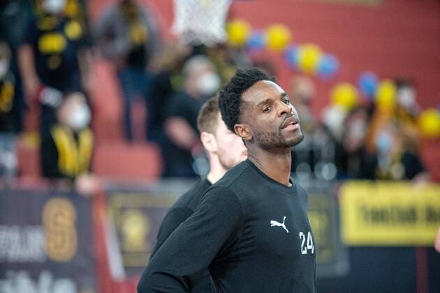Roland L Amour Nyama (Nuernberg Falcons, 24) zurück in Tuebingen Tigers Tuebingen vs. Nuernberg Falcons, 2. Basketball Bundesliga, Pro A, Barmer 2 Basketball, 27. Spieltag , Spielzeit 2021 2022, 04.03.2022 Tigers Tuebingen vs. Nuernberg Falcons, 2. Basketball Bundesliga, Pro A, Barmer 2 Basketball, 27. Spieltag , Spielzeit 2021 2022, 04.03.2022 Tuebingen Copyright: xNinaxSanderx xEibnerxPressefotox EP_NSR