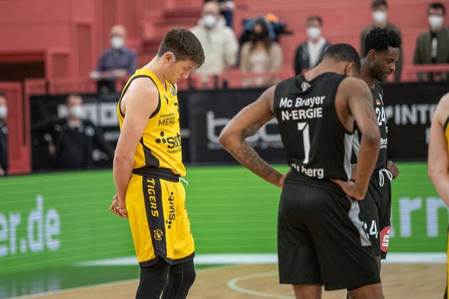 Schweigeminute fuer die Ukraine Tigers Tuebingen vs. Nuernberg Falcons, 2. Basketball Bundesliga, Pro A, Barmer 2 Basketball, 27. Spieltag , Spielzeit 2021 2022, 04.03.2022 Tigers Tuebingen vs. Nuernberg Falcons, 2. Basketball Bundesliga, Pro A, Barmer 2 Basketball, 27. Spieltag , Spielzeit 2021 2022, 04.03.2022 Tuebingen Copyright: xNinaxSanderx xEibnerxPressefotox EP_NSR
