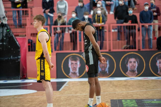 Schweigeminute fuer die Ukraine Tigers Tuebingen vs. Nuernberg Falcons, 2. Basketball Bundesliga, Pro A, Barmer 2 Basketball, 27. Spieltag , Spielzeit 2021 2022, 04.03.2022 Tigers Tuebingen vs. Nuernberg Falcons, 2. Basketball Bundesliga, Pro A, Barmer 2 Basketball, 27. Spieltag , Spielzeit 2021 2022, 04.03.2022 Tuebingen Copyright: xNinaxSanderx xEibnerxPressefotox EP_NSR