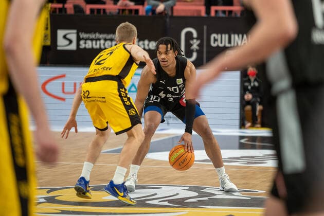 Aatu Kivimaeki (Tigers Tuebingen, 12) Evan Taylor (Nuernberg Falcons, 10) Tigers Tuebingen vs. Nuernberg Falcons, 2. Basketball Bundesliga, Pro A, Barmer 2 Basketball, 27. Spieltag , Spielzeit 2021 2022, 04.03.2022 Tigers Tuebingen vs. Nuernberg Falcons, 2. Basketball Bundesliga, Pro A, Barmer 2 Basketball, 27. Spieltag , Spielzeit 2021 2022, 04.03.2022 Tuebingen Copyright: xNinaxSanderx xEibnerxPressefotox EP_NSR
