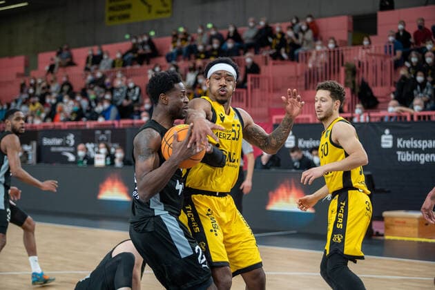 Roland L Amour Nyama (Nuernberg Falcons, 24) Isaiah Crawley (Tigers Tuebingen, 53) Tigers Tuebingen vs. Nuernberg Falcons, 2. Basketball Bundesliga, Pro A, Barmer 2 Basketball, 27. Spieltag , Spielzeit 2021 2022, 04.03.2022 Tigers Tuebingen vs. Nuernberg Falcons, 2. Basketball Bundesliga, Pro A, Barmer 2 Basketball, 27. Spieltag , Spielzeit 2021 2022, 04.03.2022 Tuebingen Copyright: xNinaxSanderx xEibnerxPressefotox EP_NSR