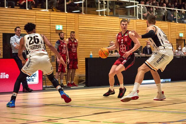 Adieu Cessay (Itzehoe Eagles 26), Robert Merz (Bayer Giants Leverkusen 02) Itzehoe Eagles vs. Bayer Giants Leverkusen, ProA, 2.Barmer Basketball, Bundesliga, Spielzeit 2021 2022, 27.Spieltag, 04.03.2022 Foto:EIBNER Stephanie Zerbe Itzehoe Eagles vs. Bayer Giants Leverkusen, ProA, 2.Barmer Basketball, Bundesliga, Spielzeit 2021 2022, 27.Spieltag, 04.03.2022 Brokdorf Copyright: xStephaniexZerbe xEibner-Pressefox EP_SZE
