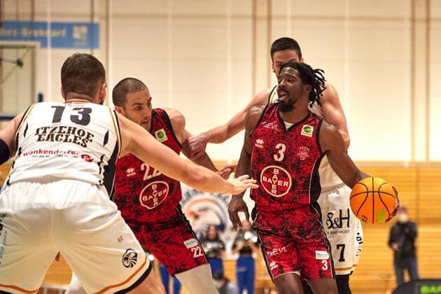 Zweikampf zwischen Quentin Goodin (Bayer Giants Leverkusen 03), Dennis Heinzmann (Bayer Giants Leverkusen 22), Marko Boksic (Itzehoe Eagles 07) Itzehoe Eagles vs. Bayer Giants Leverkusen, ProA, 2.Barmer Basketball, Bundesliga, Spielzeit 2021 2022, 27.Spieltag, 04.03.2022 Foto:EIBNER Stephanie Zerbe Itzehoe Eagles vs. Bayer Giants Leverkusen, ProA, 2.Barmer Basketball, Bundesliga, Spielzeit 2021 2022, 27.Spieltag, 04.03.2022 Brokdorf Copyright: xStephaniexZerbe xEibner-Pressefox EP_SZE