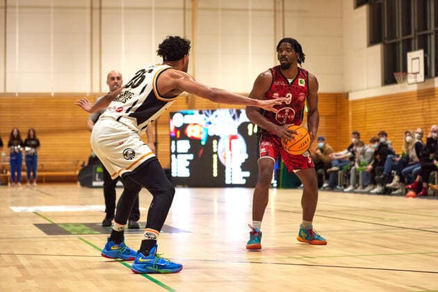 Quentin Goodin (Bayer Giants Leverkusen 03), Adieu Cessay (Itzehoe Eagles 26) Itzehoe Eagles vs. Bayer Giants Leverkusen, ProA, 2.Barmer Basketball, Bundesliga, Spielzeit 2021 2022, 27.Spieltag, 04.03.2022 Foto:EIBNER Stephanie Zerbe Itzehoe Eagles vs. Bayer Giants Leverkusen, ProA, 2.Barmer Basketball, Bundesliga, Spielzeit 2021 2022, 27.Spieltag, 04.03.2022 Brokdorf Copyright: xStephaniexZerbe xEibner-Pressefox EP_SZE