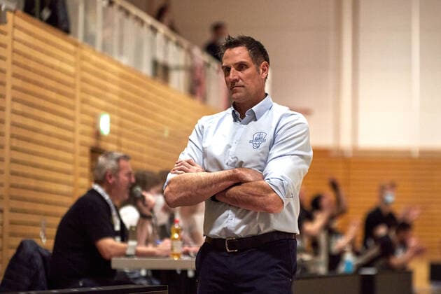 Hansi Gnad (Bayer Giants Leverkusen) Trainer, Headcoach Itzehoe Eagles vs. Bayer Giants Leverkusen, ProA, 2.Barmer Basketball, Bundesliga, Spielzeit 2021 2022, 27.Spieltag, 04.03.2022 Foto:EIBNER Stephanie Zerbe Itzehoe Eagles vs. Bayer Giants Leverkusen, ProA, 2.Barmer Basketball, Bundesliga, Spielzeit 2021 2022, 27.Spieltag, 04.03.2022 Brokdorf Copyright: xStephaniexZerbe xEibner-Pressefox EP_SZE