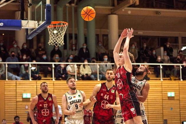 Korbwurf von Lennard Winter (Bayer Giants Leverkusen 13), Lucien Schmikale (Itzehoe Eagles 09), Melvin Jostmann (Bayer Giants Leverkusen 12) Itzehoe Eagles vs. Bayer Giants Leverkusen, ProA, 2.Barmer Basketball, Bundesliga, Spielzeit 2021 2022, 27.Spieltag, 04.03.2022 Foto:EIBNER Stephanie Zerbe Itzehoe Eagles vs. Bayer Giants Leverkusen, ProA, 2.Barmer Basketball, Bundesliga, Spielzeit 2021 2022, 27.Spieltag, 04.03.2022 Brokdorf Copyright: xStephaniexZerbe xEibner-Pressefox EP_SZE