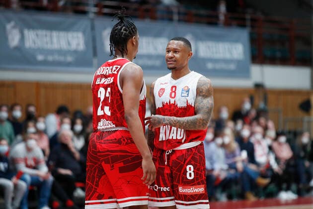 04.03.2022, s.Oliver Wuerzburg vs. ratiopharm Ulm, easyCredit BBL, 23. Spieltag, GER, Wuerzburg, tectake-Arena, Im Bild: v.li. Desi Rodriguez (s.Oliver Wuerzburg) und Charles Callison (s.Oliver Wuerzburg) besprechen sich Copyright: HMBxMedia xJulienxBecker