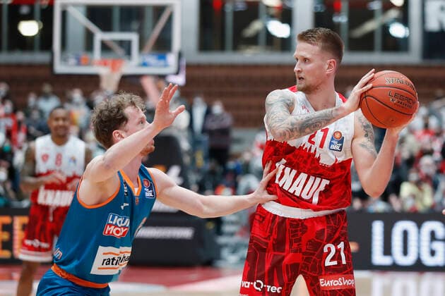 04.03.2022, s.Oliver Wuerzburg vs. ratiopharm Ulm, easyCredit BBL, 23. Spieltag, GER, Wuerzburg, tectake-Arena, Im Bild: v.li. Per Guenther (ratiopharm ulm) gegen Aigars Skele (s.Oliver Wuerzburg) Copyright: HMBxMedia xJulienxBecker