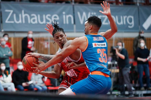 04.03.2022, s.Oliver Wuerzburg vs. ratiopharm Ulm, easyCredit BBL, 23. Spieltag, GER, Wuerzburg, tectake-Arena, Im Bild: v.li. Desi Rodriguez (s.Oliver Wuerzburg) gegen Karim Jallow (ratiopharm ulm) Copyright: HMBxMedia xJulienxBecker