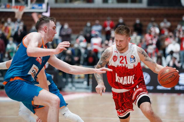 04.03.2022, s.Oliver Wuerzburg vs. ratiopharm Ulm, easyCredit BBL, 23. Spieltag, GER, Wuerzburg, tectake-Arena, Im Bild: v.li. Philipp Herkenhoff (ratiopharm ulm) gegen Aigars Skele (s.Oliver Wuerzburg) Copyright: HMBxMedia xJulienxBecker