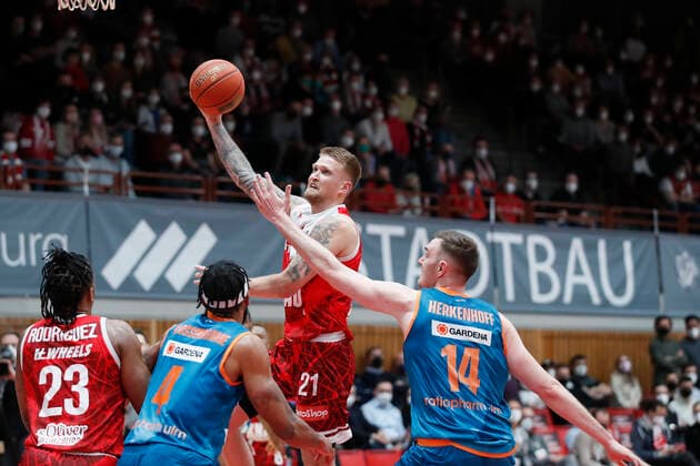 04.03.2022, s.Oliver Wuerzburg vs. ratiopharm Ulm, easyCredit BBL, 23. Spieltag, GER, Wuerzburg, tectake-Arena, Im Bild: v.li. Aigars Skele (s.Oliver Wuerzburg) gegen Philipp Herkenhoff (ratiopharm ulm) Copyright: HMBxMedia xJulienxBecker