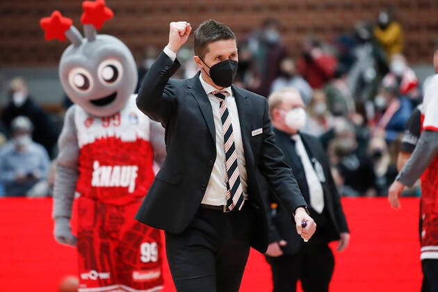 04.03.2022, s.Oliver Wuerzburg vs. ratiopharm Ulm, easyCredit BBL, 23. Spieltag, GER, Wuerzburg, tectake-Arena, Im Bild: Jubel nach dem Sieg bei Head Coach Jaka Lakovic (ratiopharm ulm) Copyright: HMBxMedia xJulienxBecker