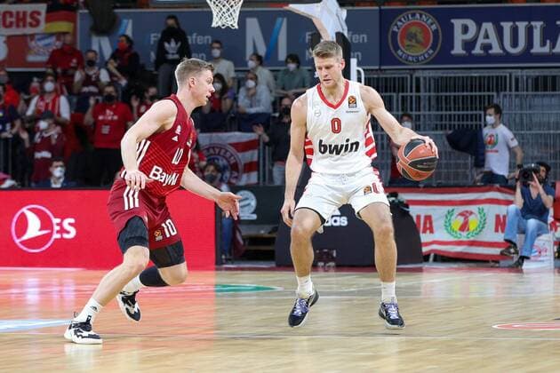 l-r: im Zweikampf, Aktion, mit Ognjen Jaramaz 10 (FC Bayern Basketball) Thomas Walkup 0 (Olympiakos Piraeus), FC Bayern Basketball vs. Olympiakos Piraeus, Euroleague, 04.03.2022 Muenchen Bayern Deutschland