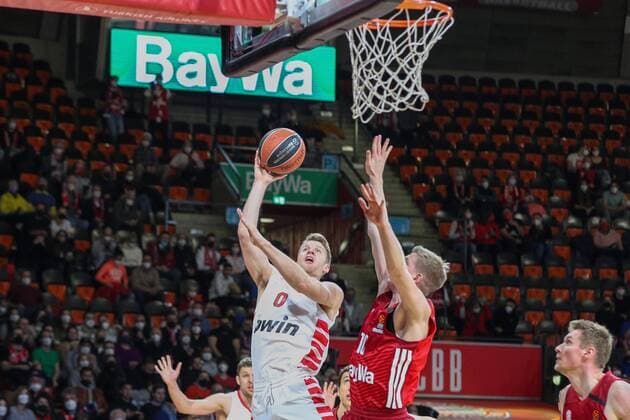 l-r: im Zweikampf, Aktion, mit Thomas Walkup 0 (Olympiakos Piraeus) und Ognjen Jaramaz 10 (FC Bayern Basketball), FC Bayern Basketball vs. Olympiakos Piraeus, Euroleague, 04.03.2022 Muenchen Bayern Deutschland
