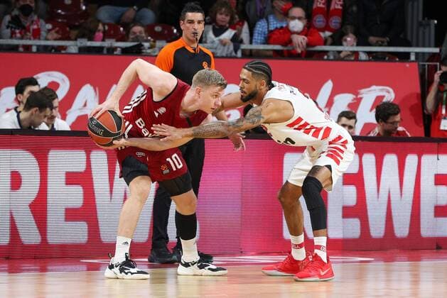 l-r: im Zweikampf, Aktion, mit Ognjen Jaramaz 10 (FC Bayern Basketball) und Tyler Dorsey 2 (Olympiakos Piraeus), FC Bayern Basketball vs. Olympiakos Piraeus, Euroleague, 04.03.2022 Muenchen Bayern Deutschland