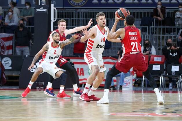im Zweikampf, Aktion, mit, Tyler Dorsey 2 (Olympiakos Piraeus), Sasha Vezenkov 14 (Olympiakos Piraeus), Augustine Rubit 21 (FC Bayern Basketball), FC Bayern Basketball vs. Olympiakos Piraeus, Euroleague, 04.03.2022 Muenchen Bayern Deutschland