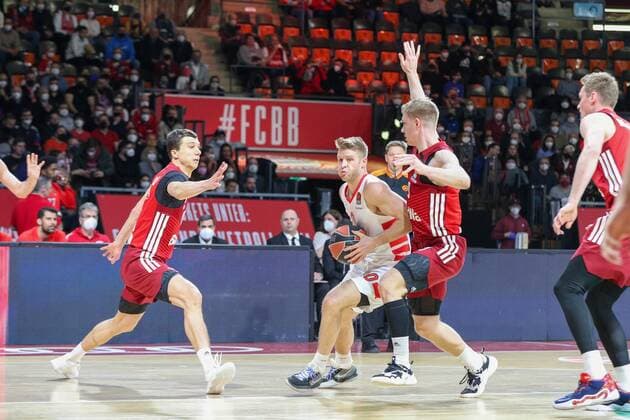 l-r: im Zweikampf, Aktion, mit Vladimir Lucic 11 (FC Bayern Basketball), Thomas Walkup 0 (Olympiakos Piraeus), Ognjen Jaramaz 10 (FC Bayern Basketball), FC Bayern Basketball vs. Olympiakos Piraeus, Euroleague, 04.03.2022 Muenchen Bayern Deutschland
