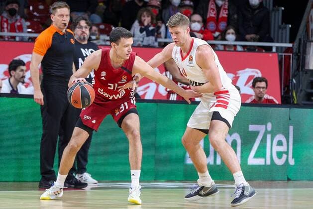 l-r: im Zweikampf, Aktion, mit Zan Mark Sisko 31 (FC Bayern Basketball) und Thomas Walkup 0 (Olympiakos Piraeus), FC Bayern Basketball vs. Olympiakos Piraeus, Euroleague, 04.03.2022 Muenchen Bayern Deutschland