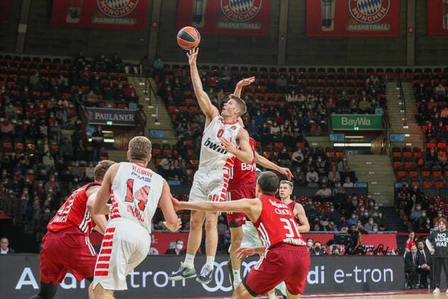 im Zweikampf, Aktion, mit Thomas Walkup 0 (Olympiakos Piraeus), FC Bayern Basketball vs. Olympiakos Piraeus, Euroleague, 04.03.2022 Muenchen Bayern Deutschland