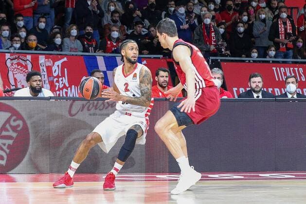 l-r: im Zweikampf, Aktion, mit Tyler Dorsey 2 (Olympiakos Piraeus) und Vladimir Lucic 11 (FC Bayern Basketball), FC Bayern Basketball vs. Olympiakos Piraeus, Euroleague, 04.03.2022 Muenchen Bayern Deutschland
