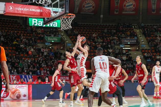 l-r: im Zweikampf, Aktion, mit Zan Mark Sisko 31 (FC Bayern Basketball) und Thomas Walkup 0 (Olympiakos Piraeus), FC Bayern Basketball vs. Olympiakos Piraeus, Euroleague, 04.03.2022 Muenchen Bayern Deutschland