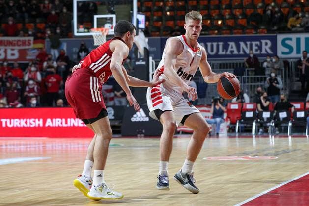 l-r: im Zweikampf, Aktion, mit Zan Mark Sisko 31 (FC Bayern Basketball) und Thomas Walkup 0 (Olympiakos Piraeus), FC Bayern Basketball vs. Olympiakos Piraeus, Euroleague, 04.03.2022 Muenchen Bayern Deutschland