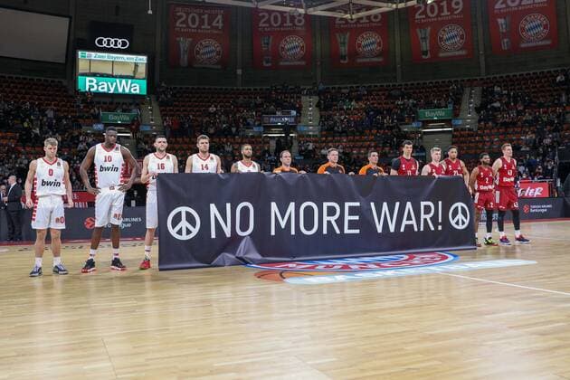 Beide Mannschaften haten ein Banner gegen Krieg, War, FC Bayern Basketball vs. Olympiakos Piraeus, Euroleague, 04.03.2022 Muenchen Bayern Deutschland
