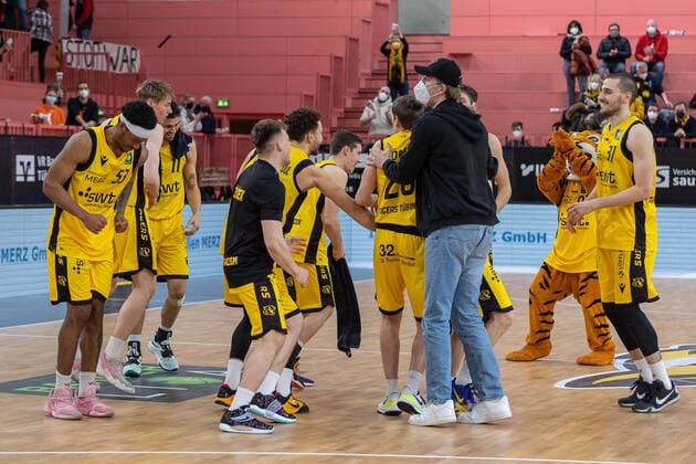 Tigers Tuebingen siegen über die Nuernberg Falcons Tigers Tuebingen vs. Nuernberg Falcons, 2. Basketball Bundesliga, Pro A, Barmer 2 Basketball, 27. Spieltag , Spielzeit 2021 2022, 04.03.2022 Tigers Tuebingen vs. Nuernberg Falcons, 2. Basketball Bundesliga, Pro A, Barmer 2 Basketball, 27. Spieltag , Spielzeit 2021 2022, 04.03.2022 Tuebingen Copyright: xNinaxSanderx xEibnerxPressefotox EP_NSR