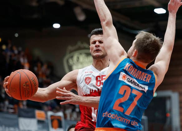04.03.2022, Basketball, BBL, Hauptrunde, s.Oliver Wuerzburg - ratiopharm ulm, GER, Wuerzburg, tectake Arena Bild: v. li. Filip Stanic (s.Oliver Wuerzburg) und Moritz Krimmer (ratiopharm ulm) Copyright: HMBxMedia xHeikoxBecker