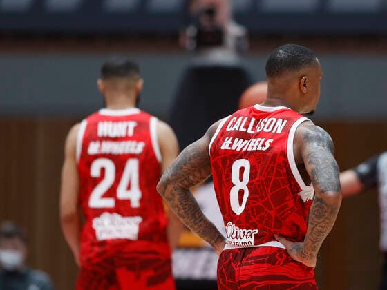 04.03.2022, Basketball, BBL, Hauptrunde, s.Oliver Wuerzburg - ratiopharm ulm, GER, Wuerzburg, tectake Arena Bild: v. li. Cameron Hunt (s.Oliver Wuerzburg) und Charles Callison (s.Oliver Wuerzburg) Copyright: HMBxMedia xHeikoxBecker