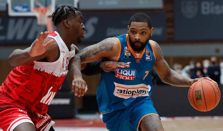 04.03.2022, Basketball, BBL, Hauptrunde, s.Oliver Wuerzburg - ratiopharm ulm, GER, Wuerzburg, tectake Arena Bild: v. li. Abdul Makik (s.Oliver Wuerzburg) und Sindarius Thornwell (ratiopharm ulm) Copyright: HMBxMedia xHeikoxBecker