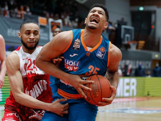 04.03.2022, Basketball, BBL, Hauptrunde, s.Oliver Wuerzburg - ratiopharm ulm, GER, Wuerzburg, tectake Arena Bild: v. li. Cameron Hunt (s.Oliver Wuerzburg) und Karim Jallow (ratiopharm ulm) Copyright: HMBxMedia xHeikoxBecker