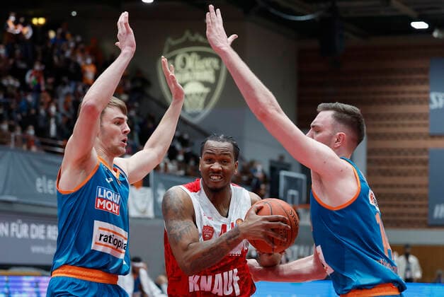 04.03.2022, Basketball, BBL, Hauptrunde, s.Oliver Wuerzburg - ratiopharm ulm, GER, Wuerzburg, tectake Arena Bild: v. li. Moritz Krimmer (ratiopharm ulm), William Buford (s.Oliver Wuerzburg) und Philipp Herkenhoff (ratiopharm ulm) Copyright: HMBxMedia xHeikoxBecker