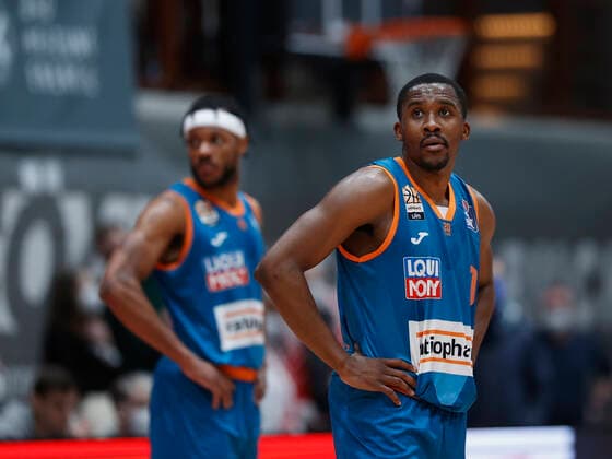 04.03.2022, Basketball, BBL, Hauptrunde, s.Oliver Wuerzburg - ratiopharm ulm, GER, Wuerzburg, tectake Arena Bild: v. li. Jaron Blossomgame (ratiopharm ulm) und Semaj Christon (ratiopharm ulm) Copyright: HMBxMedia xHeikoxBecker