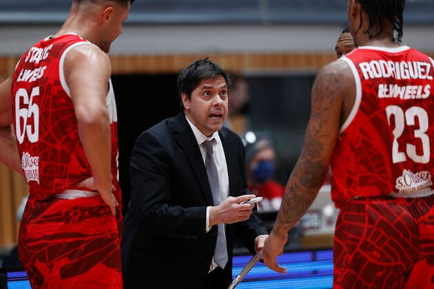 04.03.2022, Basketball, BBL, Hauptrunde, s.Oliver Wuerzburg - ratiopharm ulm, GER, Wuerzburg, tectake Arena Bild: v. li. Filip Stanic (s.Oliver Wuerzburg), Headcoach Sasa Filipovski (s.Oliver Wuerzburg) und Desi Rodriguez (s.Oliver Wuerzburg) Copyright: HMBxMedia xHeikoxBecker