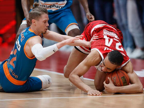 04.03.2022, Basketball, BBL, Hauptrunde, s.Oliver Wuerzburg - ratiopharm ulm, GER, Wuerzburg, tectake Arena Bild: v. li. Thomas Klepeisz (ratiopharm ulm) und Cameron Hunt (s.Oliver Wuerzburg) Copyright: HMBxMedia xHeikoxBecker