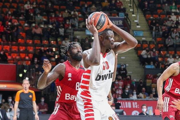 im Zweikampf, Aktion, mit Othello Hunter 8 (FC Bayern Basketball) und Moustapha Fall 10 (Olympiakos Piraeus), FC Bayern Basketball vs. Olympiakos Piraeus, Euroleague, 04.03.2022 Muenchen Bayern Deutschland