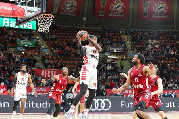 im Zweikampf, Aktion, mit Livio Jean-Charles 17 (Olympiakos Piraeus) und Darrun Hilliard 32 (FC Bayern Basketball), FC Bayern Basketball vs. Olympiakos Piraeus, Euroleague, 04.03.2022 Muenchen Bayern Deutschland